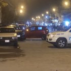 La víctima se encontraba en un vehículo rojo en el momento en que se produjo el ataque.