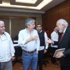 El primer mandatario saluda con Francisco Huerta, subdirector de diario Expreso y moderador del conversatorio que se realizó el vierne 3 de junio.