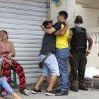 Familiares de la víctima lloraban desconsolados. Se cruzaron la cinta de seguridad.