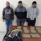 Los tres sospechosos y la marihuana encontrada en sus equipajes.