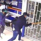 Los sujetos utilizaron herramientas para abrir la reja de metal del local.