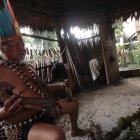 Jorge Vargas, el último de los chamanes ancestrales, tiene en su mano una cabeza reducida.