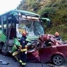 El auto liviano y el bus de transporte rural chocaron de frente en la carretera.