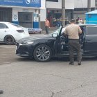 Un ciudadano posiblemente de nacionalidad asiática fue asaltado dentro de su vehículo, en la avenida principal del cantón Durán.