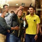 Richard Carapaz recibió el cariño de sus seguidores al arribar al país. Entrenará en las carreteras del Carchi por cerca de un mes.