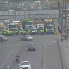 Un grupo de motorizados bloquearon un tramo de la vía Daule, norte de Guayaquil.