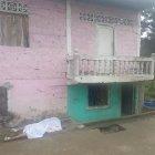 Una de las víctimas quedó inerte en el exterior de la vivienda.