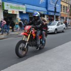 Según la ANT, habrá excepciones que deberán cumplirse para que en una moto pueda viajar más de una persona.