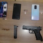 Se encontraron armas, celulares y municiones tras el operativo.