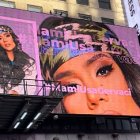 Michela Pincay en una valla de Time Square, en Nueva York