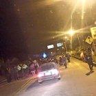 Los manifestantes colocaron montículos de tierra y rocas en dos sitios de la carretera