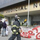 Personal de emergencia acudió a la Unidad Judicial para descartar la amenaza de bomba.