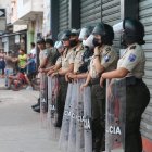 Policías patrullan a lo largo de la calle Q y también por la calle 29, en el suburbio de la urbe.