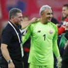 El estratega colombiano Luis Fernando Suárez festejó junto al golero Keylor Navas, la clasificación con Costa Rica al Mundial de Catar.