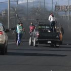 Golpean con palos a los carros que no se quieren sumar a las protestas.