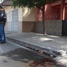 El cadáver quedó tendido sobre la calzada.