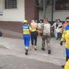 El interno fue llevado a recibir atención médica.