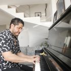 El músico se siente afortunado de que la profesión que eligió no caduque como la de los futbolistas que deben retirarse.