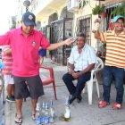 En la 35 y Argentina, Juan Marcelo López les enseñó a sus ‘panas’ sus dotes de buen bailarín.