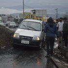 Algunos vehículos lograron pasar las barricadas de las manifestaciones.