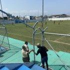 Michael Arroyo dirigiendo un partido, un rato hablando con los policías.