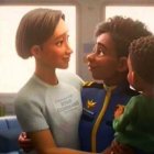 El filme infantil presenta una escena romántica de un beso entre una pareja de mujeres, lo que ha causado controversias.