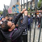 Fernando Cerón puso un candado en uno de los ingresos a la Casa de la Cultura.