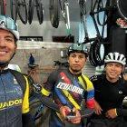 Sebastián Novoa, Benjamín Quinteros y Santiago Montenegro prepararon sus bicis para el viaje desde Cayambe hasta el aeropuerto.