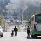 Las vías hacia el aeropuerto permanecen bloqueadas por los manifestantes.