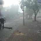 Así quedó la avenida Amazonas luego del enfrentamiento.