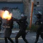 Policía acorrala violentamente a manifestantes dentro de la Universidad Central