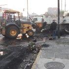 TAREA. Maquinaria pesada limpió desde temprano los exteriores de la Casa de la Cultura.