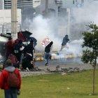 La bronca continúo la tarde y noche de ayer luego de que los indígenas ocuparan El Arbolito.