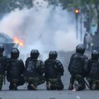 Las calle están bloqueadas por agentes y manifestantes.