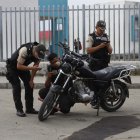 Las víctimas habían llegado en este motocicleta hasta la escuela.