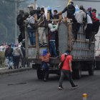 Los manifestantes huyeron de los gases lacrimógenos.