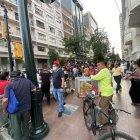 1. Don Joselo con su bicicleta y vitrina de pasteles se fue derrotado con más de 30 ‘enrollados’ antes de que terminara la marcha.