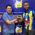 El presidente de Delfín, José Delgado, le dio la bienvenida al zaguero Pedro Pablo Perlaza.