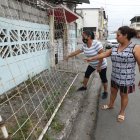 Familiares de los niños heridos muestran cómo quedó el arco luego del impacto. AVEO PLOMO ATROPELLO A TRES MENORES DE EDAD 27 DE JUNIO DEL 2022  GUAYAQUIL-ECUADOR