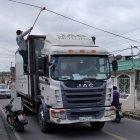 En las calles Morona y Río Blanco, de la ciudadela Dáger, en Milagro, los camioneros encuentran obstáculos aéreos.