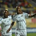 Bryan Angulo (d) fue autor del tanto del empate que el Santos logró ante el Táchira.