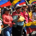 En los exteriores de la Casa de la Cultura del Ecuador, grupo de manifestantes encabezados por mujeres se sumaron a las protestas.