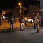 Agentes de Criminalística buscaban indicios balísticos en el lugar donde se ejecutó el doble crimen.