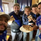 Carlos Vega (d) y sus amigos tienen el programa ‘La Hora de la Vieja Guardia’ (se transmite por YouTube), en el que solo hablan sobre la actualidad de Emelec.