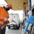 El subsidio a la gasolina beneficiará a los empresarios a  gran escala. Según expertos tendrá que salir de algún otro gasto del Estado.