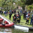 Fue necesario un bote para sacar el cuerpo del agua.