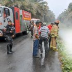 Personal del Cuerpo de Bomberos rociaron agua a los cuerpos con llamas.
