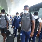 Desde las 11:00 poco a poco fueron arribando a la zona de embarque los futbolistas millonarios.