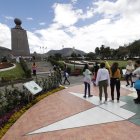 Turistas fueron registrados este sábado al visitar el monumento La Mitad del Mundo, en Quito.