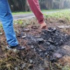Al parecer, los cuerpos fueron arrojados sobre el monte, les echaron combustible y prendieron fuego.
